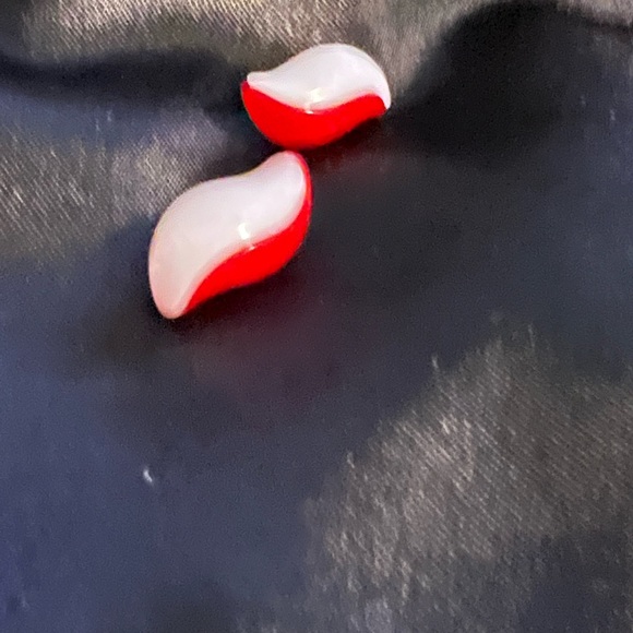 Vintage Avon red & white earrings - Picture 2 of 3